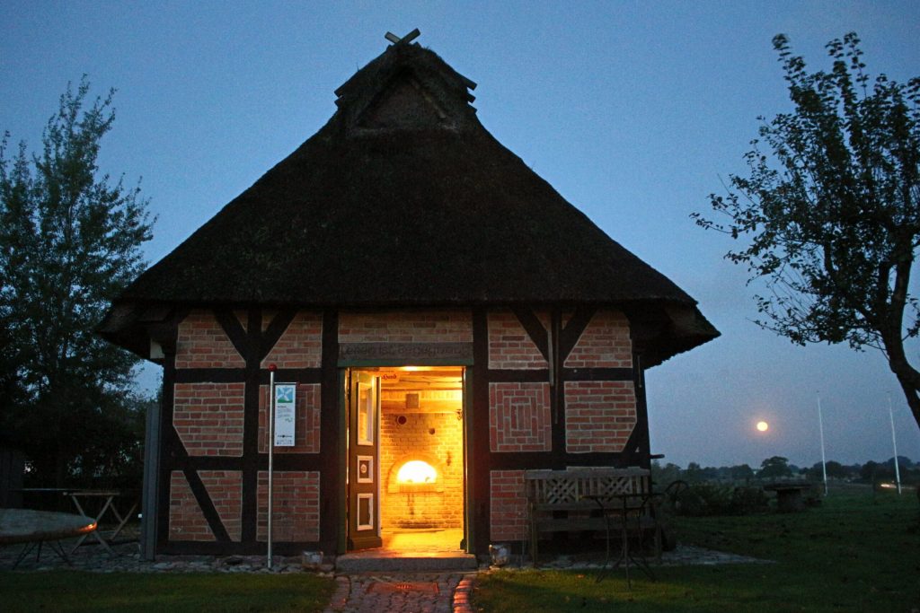 Feuer im Holzofen im Backhaus